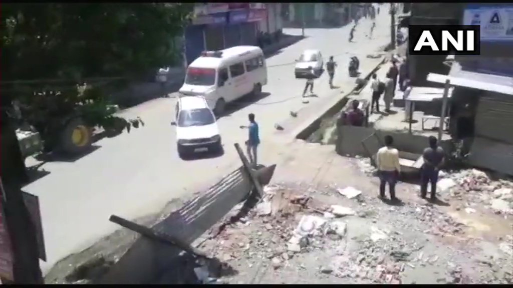 Visuals: Militants hurled grenade on police party at Batapora Chowk in Shopian district