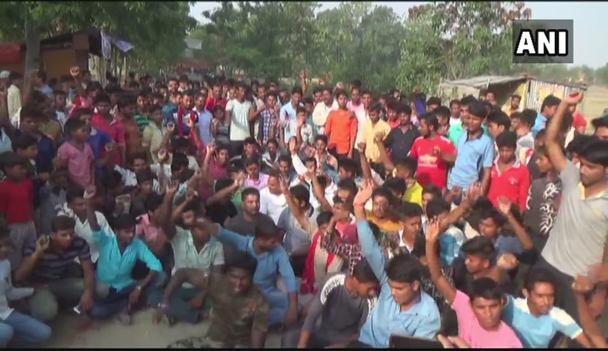 Deoria: Last rites ceremony of BSF's Satnarayan Yadav who lost his life yesterday in ceasefire violation by Pakistan in Jammu And Kashmir's Akhnoor sector