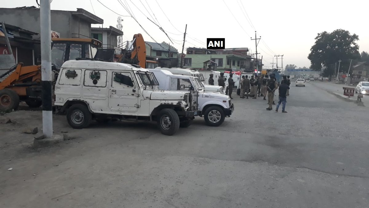 Srinagar: Militants lob grenade at CRPF party in Pantha Chowk