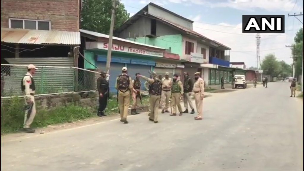 Militants fired upon a police party at Sopore bypass. Area cordoned off. No loss of life or injury reported