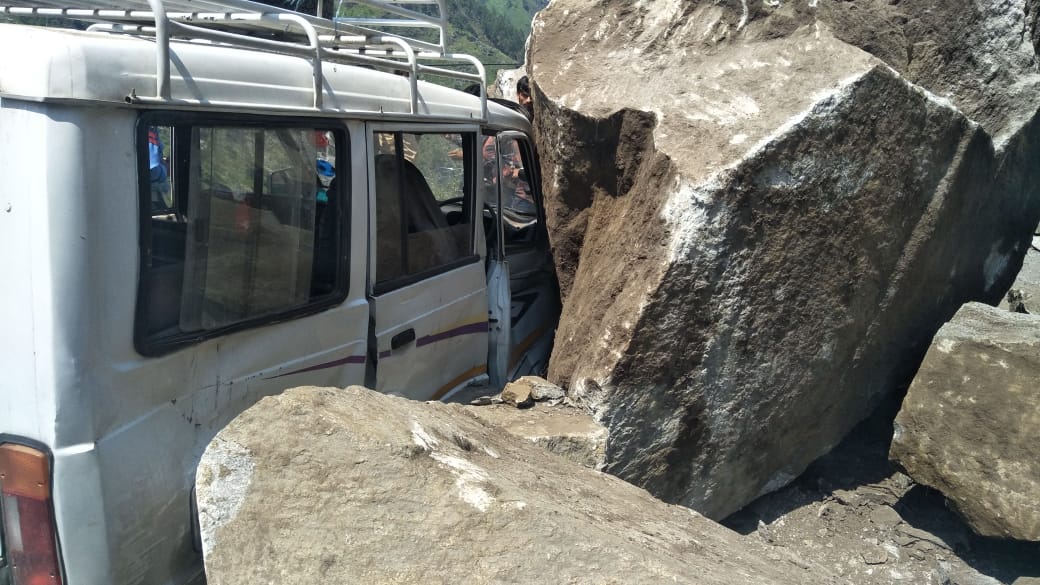 Jammu and Kashmir: NH44 blocked due to rockslide near Ramban's Khooni Naalah, Rocks fell on a taxi, no injuries reported   