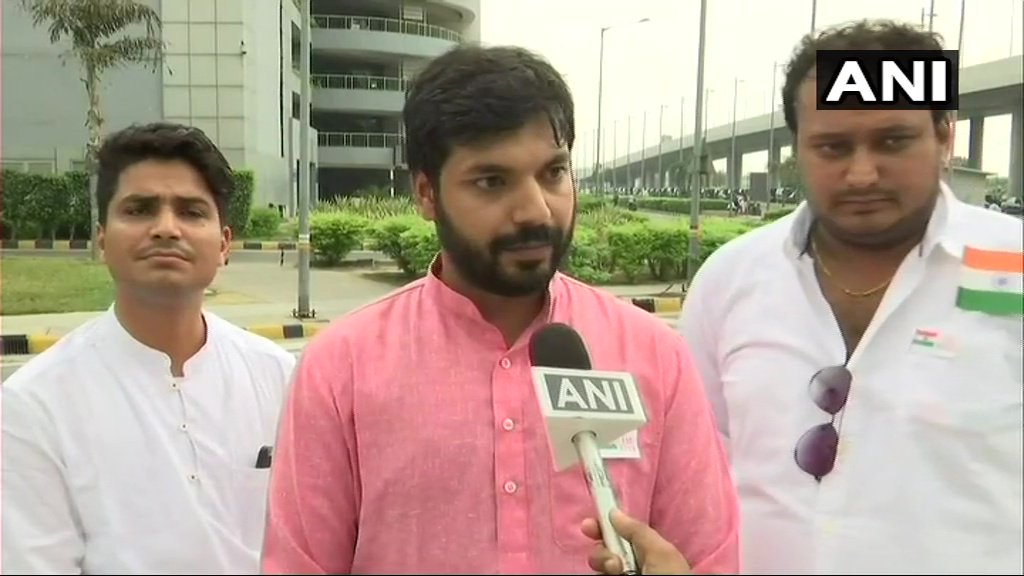 Delhi: 3 people who went to J&K y'day to hoist the tricolour at Srinagar's Lal Chowkandwere allegedly attacked,returned today,say 'Wanted to spread message of peace in Kashmir.When we took out the tricolourandchanted 'Bharat Mata ki Jai',locals attacked us.Soldiers and police rescued us'   
