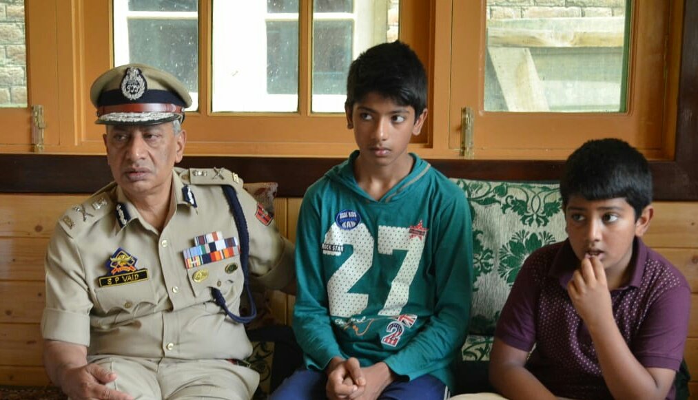 DGP J&K @spvaid visits the family of Martyr Inspector Sh Mohammad Ashraf at Laruv Pulwama to express heartfelt sympathies from the whole department and assures that entire Police Pariwar will take care of them, promises all help to bereaved family. 