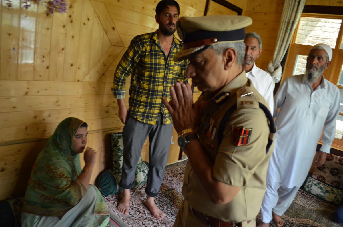 DGP J&K @spvaid visits the family of Martyr Inspector Sh Mohammad Ashraf at Laruv Pulwama to express heartfelt sympathies from the whole department and assures that entire Police Pariwar will take care of them, promises all help to bereaved family. 