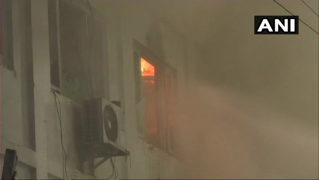 Latest visuals from Srinagar's Hotel Pamposh where fire broke out today. Fire fighting operations are still underway. 20 fire tenders are present at the spot. 8 people have sustained minor injuries.