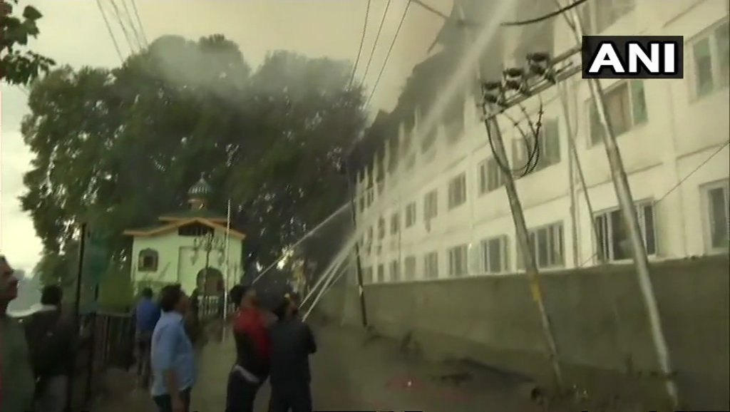 Latest visuals from Srinagar's Hotel Pamposh where fire broke out today. Fire fighting operations are still underway. 20 fire tenders are present at the spot. 8 people have sustained minor injuries.