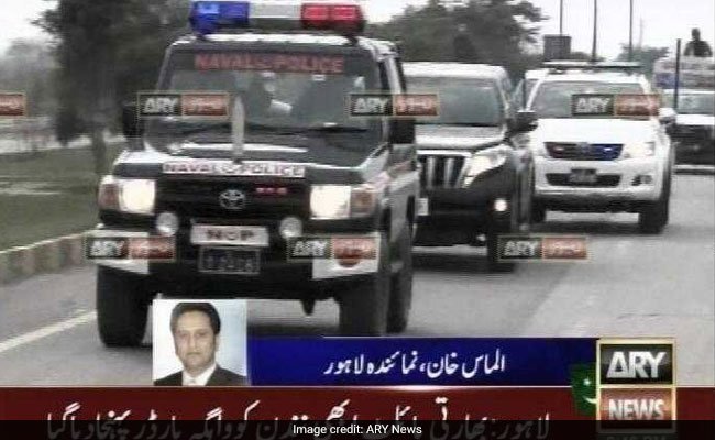 Pakistan convoy carrying IAF pilot #AbhinandanVarthaman moving towards Wagah border