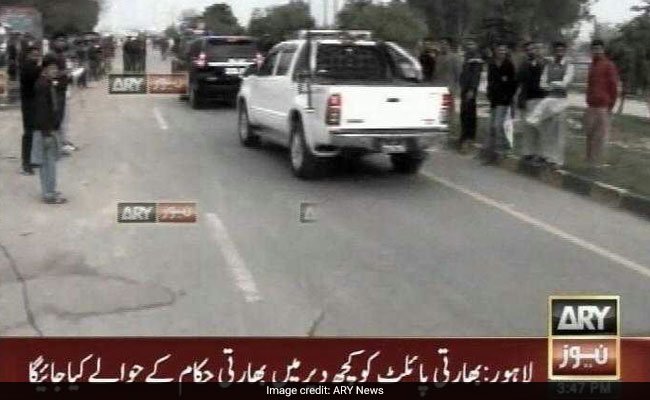 Pakistan convoy carrying IAF pilot #AbhinandanVarthaman moving towards Wagah border