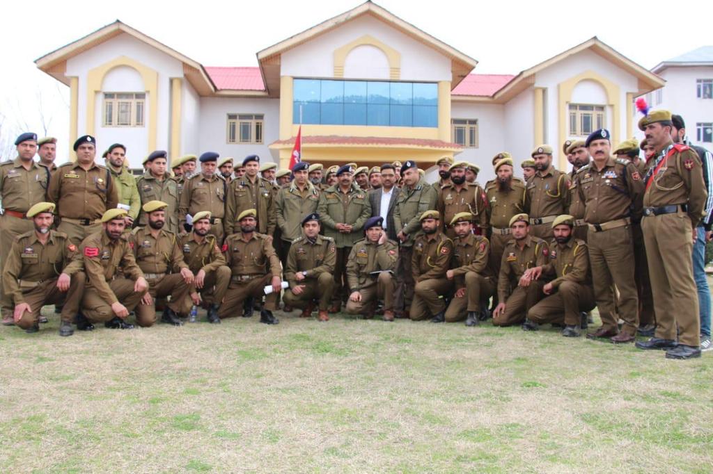 DGP Sh Dilbag Singh along with IGP Kashmir Sh SP Pani and DIG NKR visits Bandipora.Interacts with officers and personnel of Police and CAPFs. Reviews Police preparedness for forthcoming elections.   
