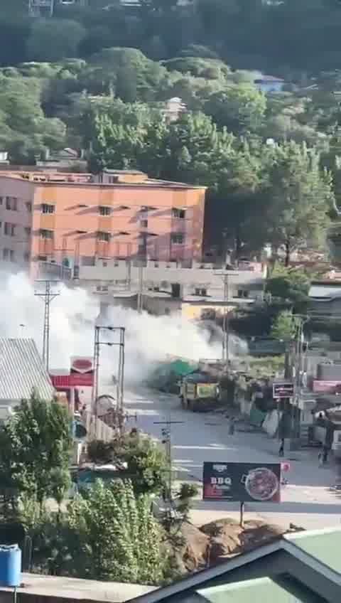 According to unconfirmed reports, Muzaffarabad city was resounded by Rangers' bullets, so far 2 people have been killed and many others are injured.