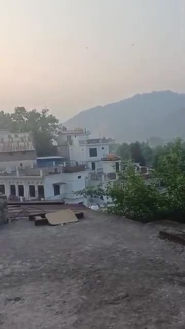Vídeo de testemunha ocular de Poonch, na Caxemira controlada pela Índia, com imagens ao vivo mostrando bombardeios pesados e ataques aéreos