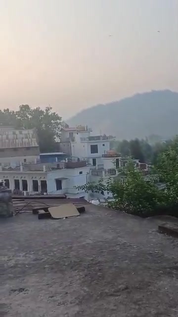 Augenzeugenvideo aus Poonch im von Indien kontrollierten Kaschmir: Live-Aufnahmen zeigen schweren Beschuss und Luftangriffe