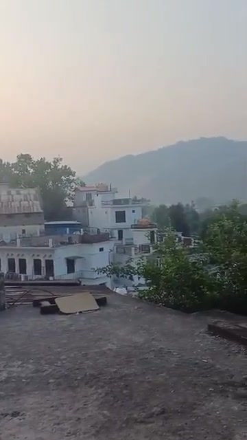Augenzeugenvideo aus Poonch im von Indien kontrollierten Kaschmir: Live-Aufnahmen zeigen schweren Beschuss und Luftangriffe