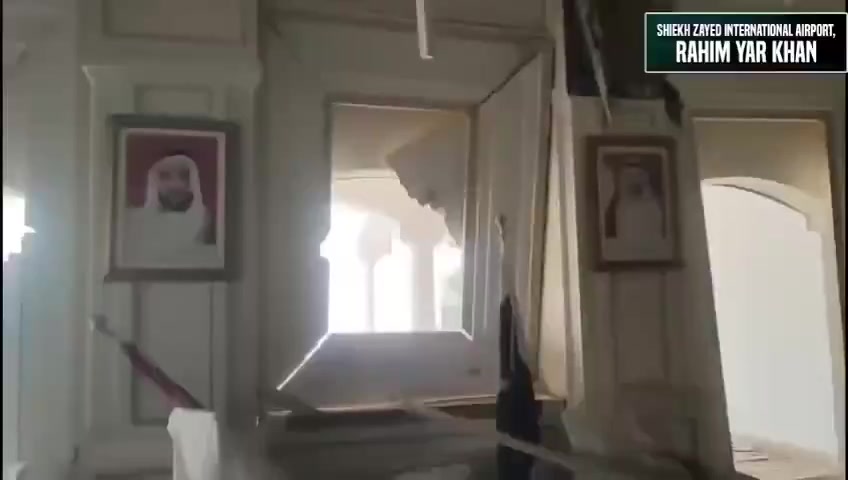 Nasleep van de Indiase aanvallen op de Pakistaanse luchtmachtbasis Rahim Yar Khan (ook bekend als Shaikh Zayed). Enorme krater zichtbaar op de landingsbaan.