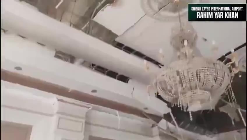 Nasleep van de Indiase aanvallen op de Pakistaanse luchtmachtbasis Rahim Yar Khan (ook bekend als Shaikh Zayed). Enorme krater zichtbaar op de landingsbaan.