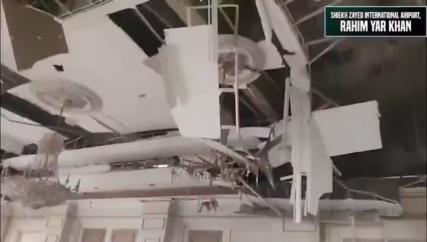 Nasleep van de Indiase aanvallen op de Pakistaanse luchtmachtbasis Rahim Yar Khan (ook bekend als Shaikh Zayed). Enorme krater zichtbaar op de landingsbaan.