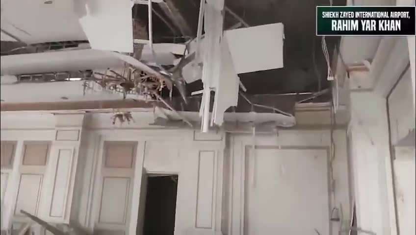 Nasleep van de Indiase aanvallen op de Pakistaanse luchtmachtbasis Rahim Yar Khan (ook bekend als Shaikh Zayed). Enorme krater zichtbaar op de landingsbaan.