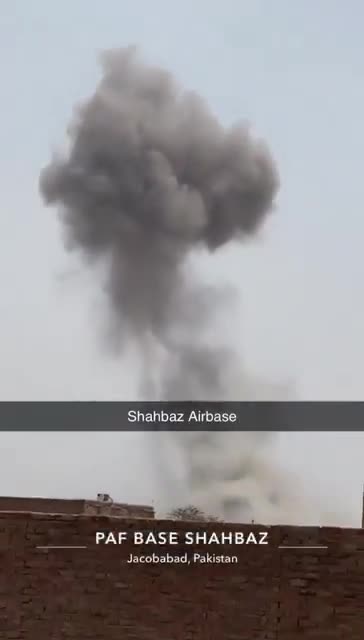 India lanceerde een raketaanval op de Pakistaanse luchtmachtbasis Shahbaz. Zichtbare schade nabij de verkeerstoren.