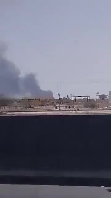 India richtte zich op de Pakistaanse luchtmachtbasis Bholari. Rook zichtbaar